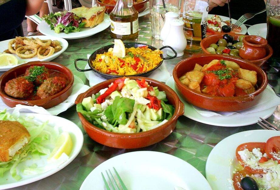 ¿Cuál es la diferencia entre tapas y pinchos?