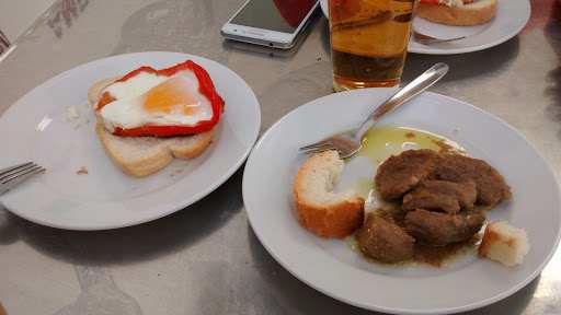 Fotografia tomada fuera de Taberna Chatopecess - Bar en Belalcázar, Córdoba