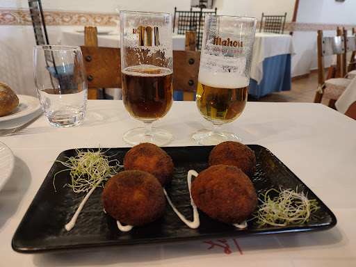 Fotografia tomada fuera de La Taberna de Cuatro Caminos - Restaurante en Almodóvar del Río, Córdoba