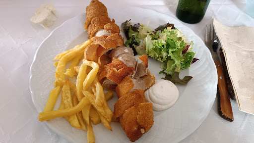 Fotografia tomada fuera de El Mesón de San Luis - Restaurante familiar en Almodóvar del Río, Córdoba