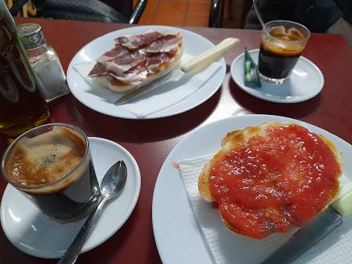 Fotografia tomada fuera de Taberna Azalea - Bar en Rute, Córdoba