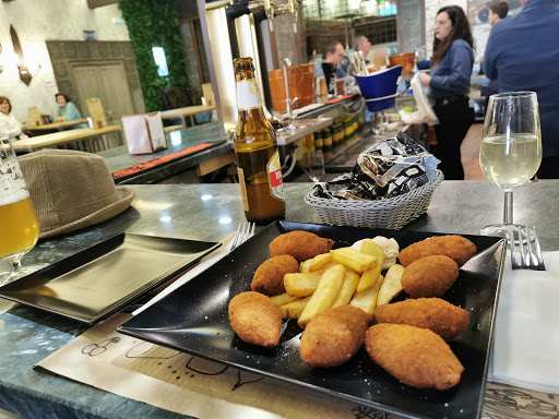 Fotografia tomada fuera de Califa - Bar de tapas en Puente Genil, Córdoba