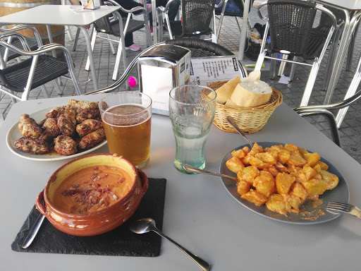 Fotografia tomada fuera de La Alpargata. Cerveza, vino y tapas - Bar de tapas en Arenal, Córdoba