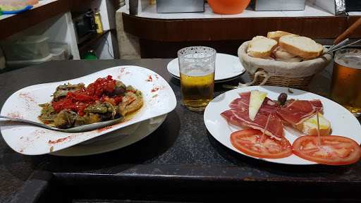 Fotografia tomada fuera de Mesón La Judería - Bar de tapas en Lucena, Córdoba