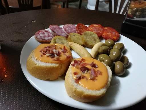 Fotografia tomada fuera de Meson El Chato - Bar en Lucena, Córdoba