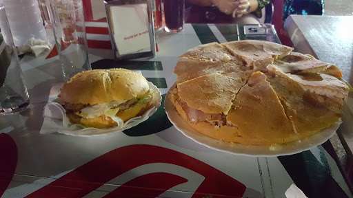 Fotografia tomada fuera de Cafe-Bar La Parada - Cafetería en Hinojosa del Duque, Córdoba