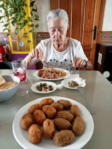 Fotografia tomada fuera de Cafeteria Gongora - Mesón en Espiel, Córdoba