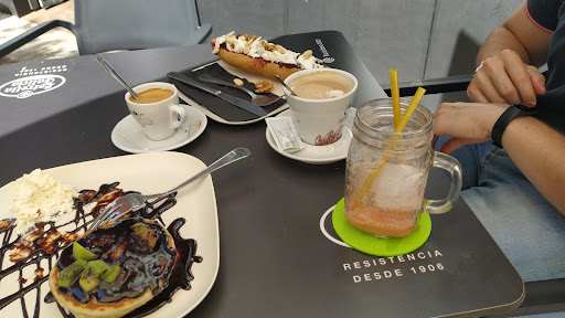 Fotografia tomada fuera de Yolo - Cafetería en Cabra, Córdoba